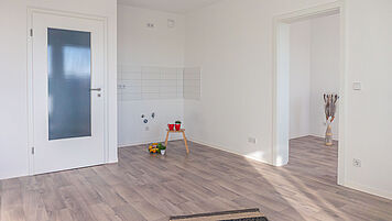 Wohnungsbeispiel: Wohnzimmer mit Küchenzeile